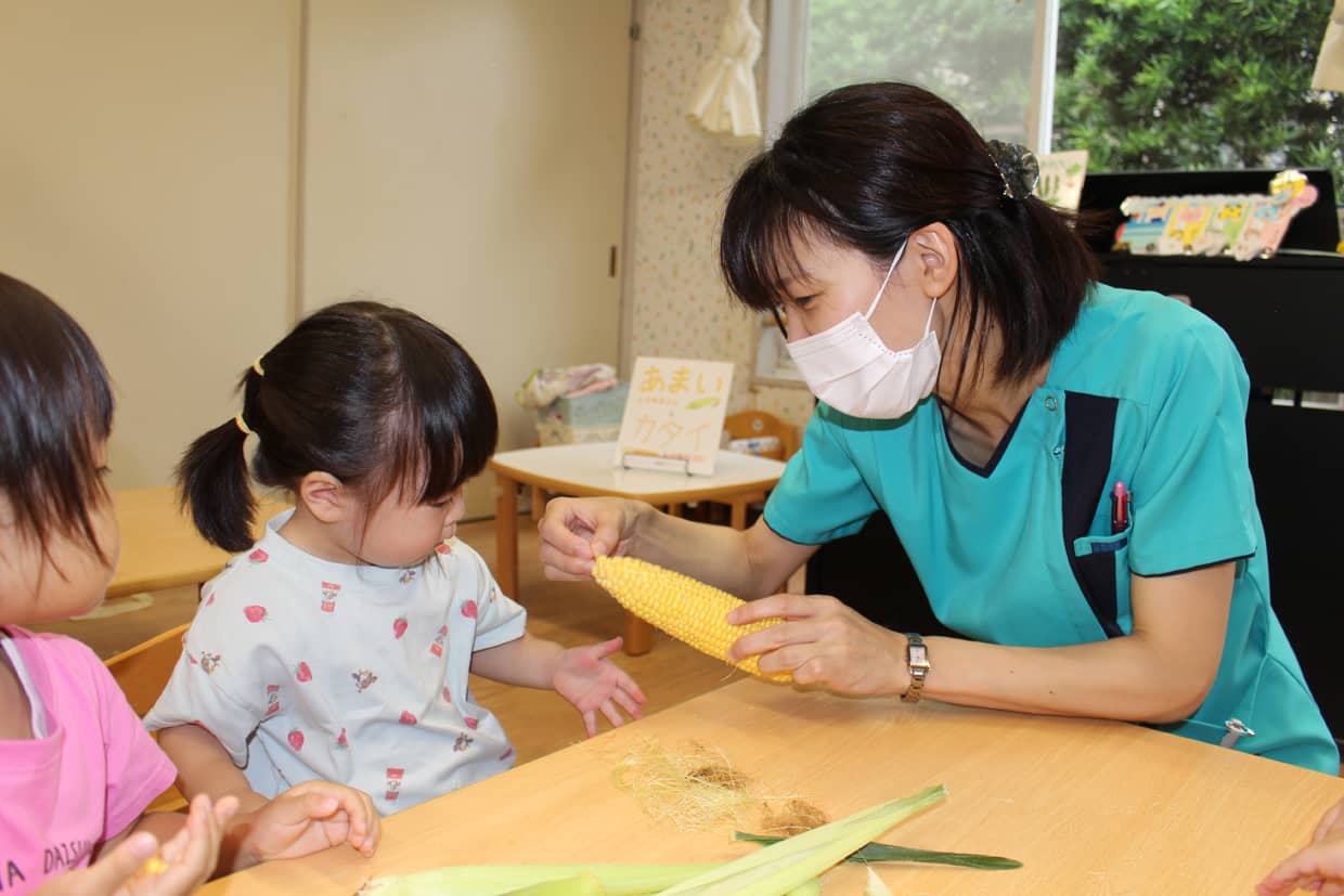 エンゼル保育園でのとうもろこしの皮剥きの様子7